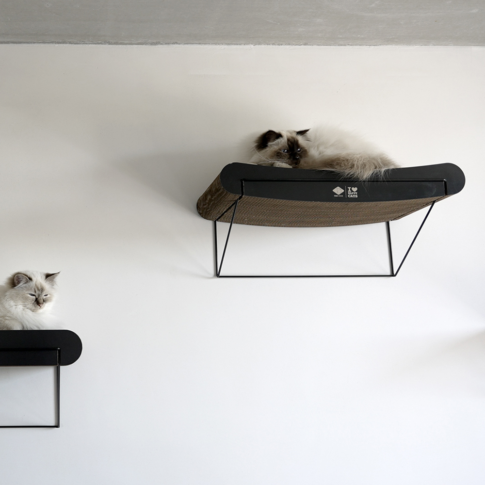 wandplanken op metalen frame met twee katten erop