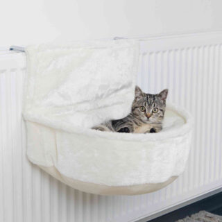 witte radiator hangmat van pluche met kat erin